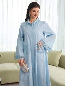 SHEIN Najma 女士长袖衬衫，花卉领，蕾丝边口袋，喇叭下摆，阿拉伯长袍风格 - 藍色 - 查看 4