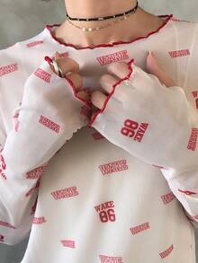 FRIFUL 女士宽松休闲百搭上衣，通体印花，饰有数字和字母图案，采用轻薄网纱面料，并配有同色缝线细节。 - 米色 - 查看 5