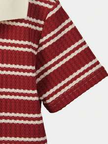 SHEIN Genkimix Kids 这款男童休闲学院风华夫格条纹V领短袖polo衫，适合4-7岁男孩春夏穿着。这款阳光明媚的男童polo衫既适合上学，也适合居家穿着。无论上学还是在家，男孩们都可以穿着这件休闲、舒适又时尚的polo衫。这款上衣百搭，适合男孩们的日常生活和各种聚会场合。让男孩们保持时尚舒适，充满活力和乐趣！ - 酒紅色 - 查看 4