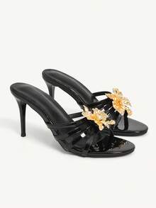 CUCCOO CHICEST 黑色细高跟凉鞋，饰有金色金属3D花朵，性感露趾女鞋 - 黑色 - 查看 2