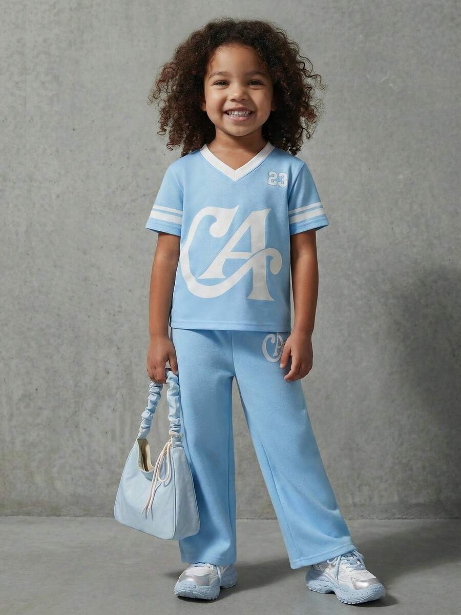 SHEIN Casuvi Kids Ensemble Casuvi pour enfants, printemps/été, filles, 2 pièces : haut tricoté bleu col en V avec imprimé numérique et lettres, assorti à un pantalon à taille élastique avec imprimé lettres, décontracté et confortable pour les sorties, la maison et le port quotidien - Bleu azur - Voir 1