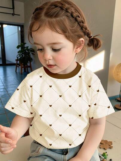 SHEIN Áo thun ngắn tay kiểu học sinh retro dễ thương cho bé gái, họa tiết trái tim nhỏ, màu kaki, phong cách cổ điển ngọt ngào, kiểu Mallard, thích hợp mặc đi chơi mùa hè, đồ mùa hè, đồ đi chơi mùa hè, phong cách Hàn Quốc, thoải mái dễ chịu, thời trang, Y2K, Kawaii, dự tiệc, mặc hàng ngày, đi nghỉ mát, dễ thương, thoải mái, đi chơi, mùa hè 2026, Cottagecore, mặc thường ngày cuối tuần, đi chơi gia đình, chụp ảnh, thư giãn, & áo thun họa tiết.