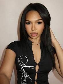 Slaydiva 早春新款，春夏音乐节，情人节，复活节休闲风，简约基础款，Y2K街头甜美风，邮轮度假，日常约会，辣妹风，性感派对，复古小立领，开襟，蘑菇扣，袖口，标语，英文印花，黑色T恤，女式T恤 -A - 黑色 - 查看 2