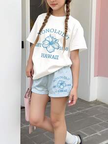 Bộ 2 món cho bé gái tuổi teen, gồm áo thun ngắn tay cổ tròn kẻ sọc màu xanh da trời in họa tiết hoa dâm bụt và chữ, cùng quần short, thích hợp mặc hàng ngày vào mùa xuân/hè, đi chơi, đi biển và nghỉ dưỡng. - Nhiều màu - Xem 4