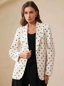 Revavyn 黑色波点印花西装外套，高级定制工艺，复古波普艺术风格，适合工作、日常穿着，春秋季节皆宜。翻领设计，单排扣，修身剪裁，采用顺滑的涤纶面料。时尚关键词：波点西装外套、独特外套、时尚单品、奢华外观、经典复古、春秋季外套、百搭设计、轻盈舒适、欧美流行风格。OL通勤必备波点时尚优雅西装外套，设计元素丰富。 - 米色 - 查看 5