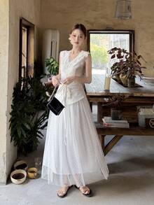 DAZY Bộ đồ 2 món cho nữ mùa hè: Áo ren cổ chữ V không tay có dây thắt eo và chân váy lưới chấm bi. - trắng - Xem 3