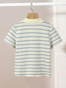SHEIN Streecool Kids 这款男童休闲学院风华夫格条纹V领短袖POLO衫，适合4-7岁男孩春夏穿着。这款阳光男孩POLO衫既适合上学，也适合居家穿着。无论上学还是在家，男孩们都可以穿着这件休闲、舒适又时尚的POLO衫。这款上衣百搭，适合男孩们的日常生活和聚会场合。让男孩们保持时尚舒适，充满活力，无论是在与家人共度时光还是其他场合！ - 藍白色 - 查看 2