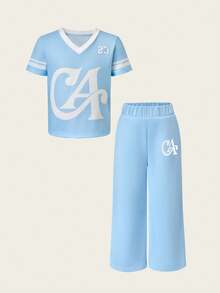 SHEIN Casuvi Kids Ensemble Casuvi pour enfants, printemps/été, filles, 2 pièces : haut tricoté bleu col en V avec imprimé numérique et lettres, assorti à un pantalon à taille élastique avec imprimé lettres, décontracté et confortable pour les sorties, la maison et le port quotidien - Bleu azur - Voir 5