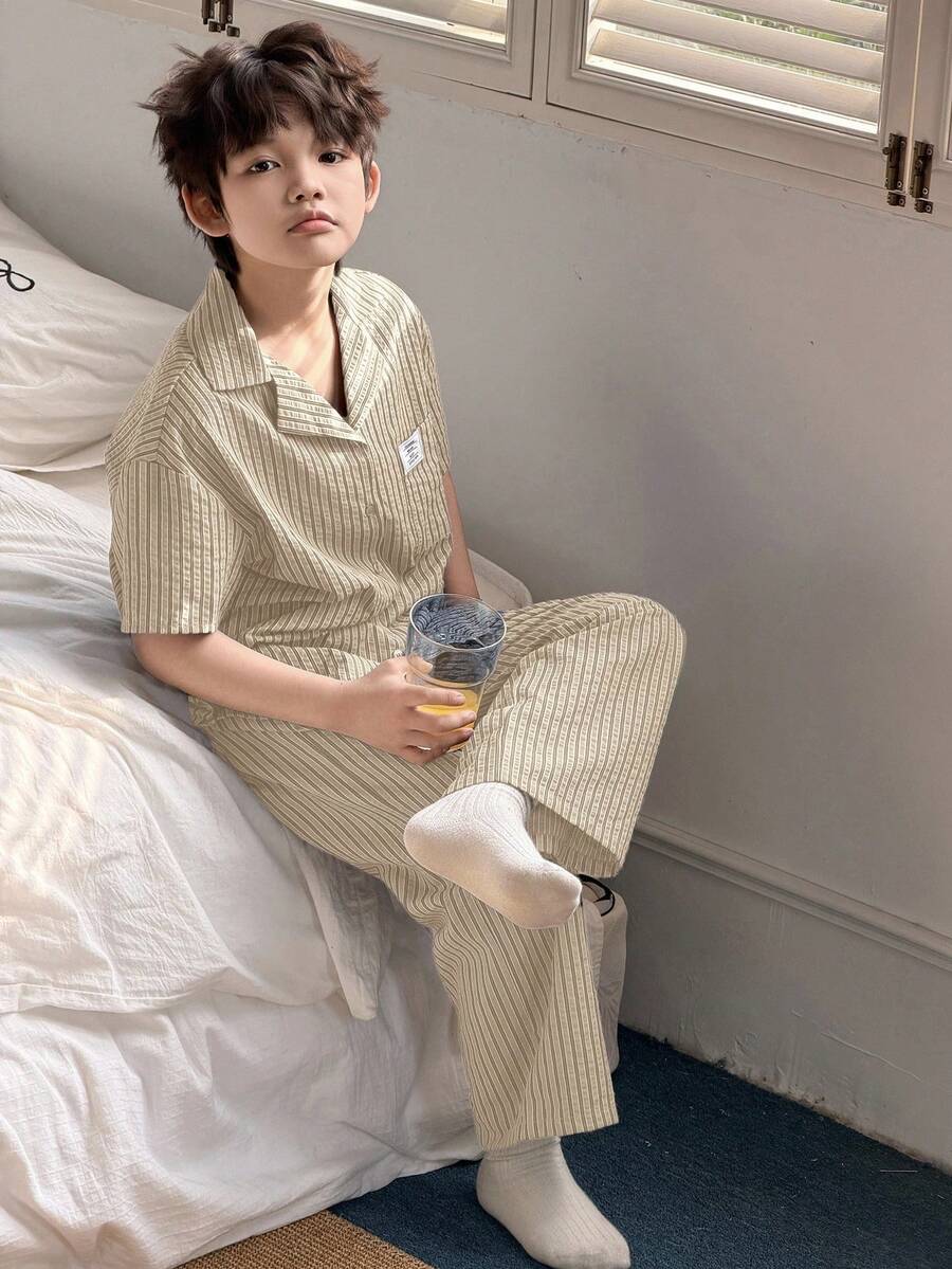 DAZY 男童条纹字母印花短袖衬衫长裤睡衣套装，适合春、夏、秋季穿着。 - 卡其色 - 查看 1