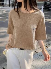 DAZY Áo thun nữ dáng rộng in chữ, cổ tròn, vai rớt - Màu Khaki - Xem 2