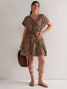 SHEIN VCAY 大码女式新款豹纹V领短袖单排扣A字连衣裙，优雅办公室宽松迷你连衣裙 - 棕色 - 查看 5