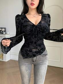 DAZY 碎花不对称下摆抽绳V领修身衬衫，喇叭袖，适合春夏长袖女装、秋季女装和情人节穿着。 - 黑色 - 查看 5