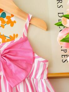 SHEIN 女婴时尚优雅休闲简约粉色条纹吊带连衣裙，舒适梭织面料，饰有3D蝴蝶结，春夏新品，适合生日派对、日常穿着、户外旅行等场合，可爱又时尚。 - 粉色 - 查看 7