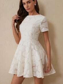 Revavyn 优雅镂空玫瑰花卉波浪下摆修身短袖连衣裙（女款） - 杏色 - 查看 3