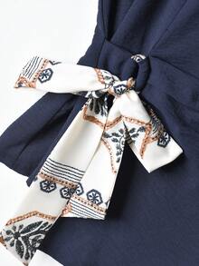 Rusticease 两件套女士休闲简约绿色蝴蝶结衬衫和宽松直筒几何印花裤套装，适合初秋穿着 - 彩色 - 查看 4