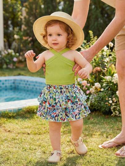 SHEIN 两件套女婴休闲甜美舒适绿色吊带柔软罗纹针织背心搭配碎花多层荷叶边半裙，适合春夏外出、度假或日常穿着。