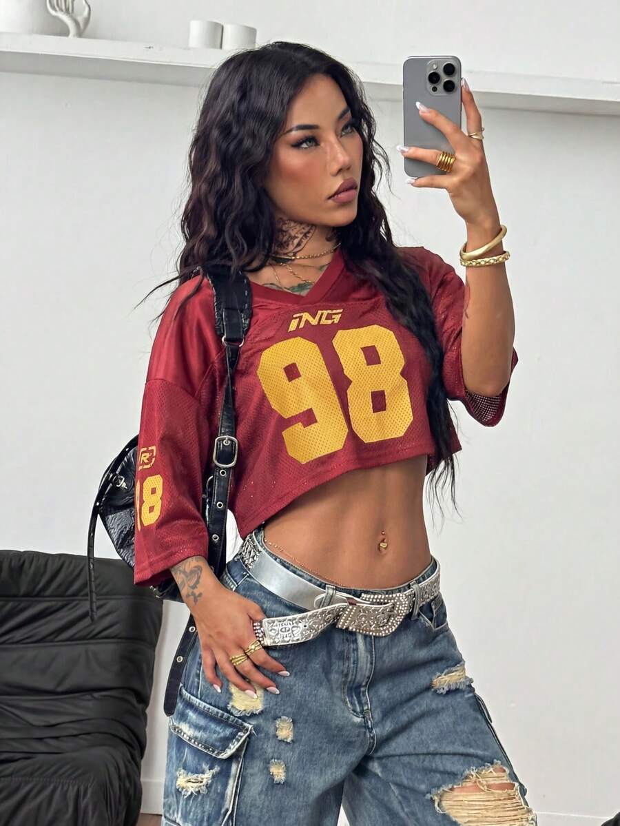 Coolane 女士街头风酷炫复古运动足球球衣字母印花 Y2K 酷炫短款百搭T恤 - 酒紅色 - 查看 1