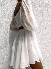 Cévolie 女士新款春夏休闲度假风针织白色褶皱无袖迷你连衣裙，侧边镂空设计，复古宽松喇叭七分袖低胸性感露背系带短裙，适合休闲度假、日常穿着、休闲聚会、约会等场合。 - 白色 - 查看 2