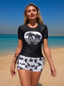 SHEIN Swim Swim Lushoire 2026 棕榈树印花休闲比基尼套装，短袖圆肩上衣搭配随机印花短裤，成熟时尚运动修身泳装，适合春夏海滩穿着 - 黑與白 - 查看 5
