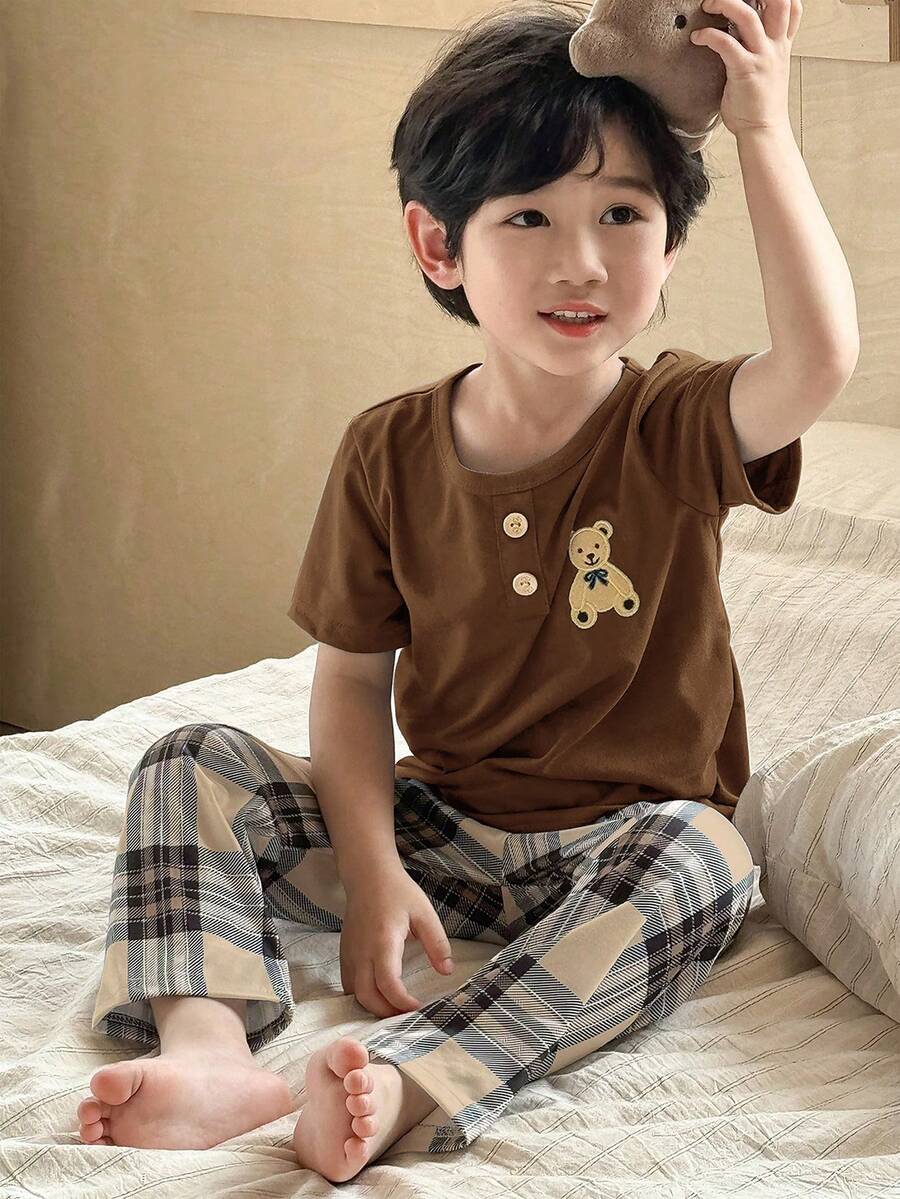 SHEIN Genkimix Kids 两件套男童可爱小熊图案短袖上衣和格子印花长裤休闲睡衣套装 - 彩色 - 查看 1