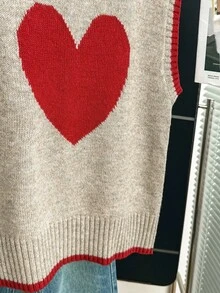 SHEIN Franclia 新款燕麦色撞色爱心针织背心，圆领配红色滚边，宽松版型，柔软针织面料，撞色爱心提花图案，无袖设计，青春甜美风，复古爱心元素，适合春季叠穿、校园、约会、日常穿着，百搭单品，爱心元素增添活力，撞色吸睛，宽松版型修身，展现韩系软妹风的慵懒气质，内搭衬衫更添甜美，搭配百褶裙打造甜美造型，或搭配牛仔裤打造甜中带酷的混搭风。 - 彩色 - 查看 3