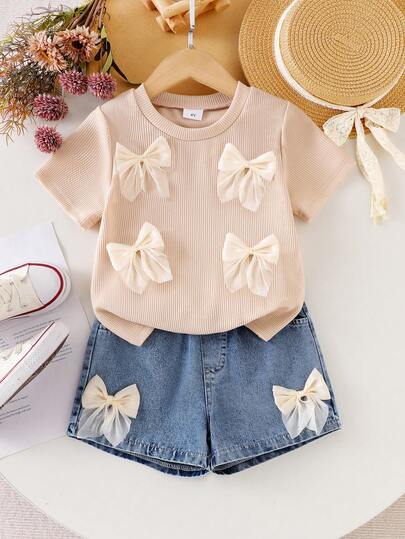 SHEIN Genkimix Kids Conjunto casual para niñas: Blusa de manga corta color caqui claro con acento de lazo 3D, shorts de mezclilla azul, lindo y dulce atuendo diario para el verano