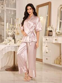 LuxeNights Bộ đồ ngủ nữ 2 món buộc dây phía trước, chất liệu satin thanh lịch, quần in họa tiết sọc, phù hợp cho mọi mùa, có thể mặc ngoài. - Hồng - Xem 1