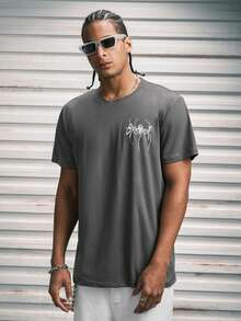 Modcrash Camiseta de manga corta de cuello redondo con estampado de letra y araña, informal para hombres, para verano - Gris Oscuro - Ver 9