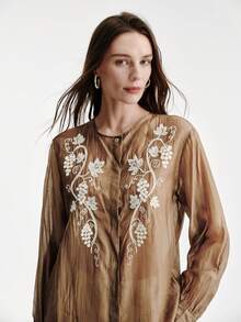 Aveloria Modichic 新款咖啡色花卉纹理刺绣圆领宽松休闲长袖衬衫，适合日常通勤、艺术展览、朋友聚会、下午茶、休闲郊游等场合。 - 棕色 - 查看 3