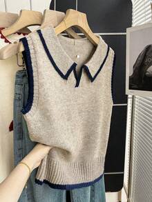 Franclia Áo vest dệt kim màu yến mạch viền đen mới, cổ polo cài nửa khuy, trang trí viền tương phản, dáng ôm, chất liệu dệt kim mềm mại với họa tiết gân mịn, màu yến mạch nhạt tạo vẻ sang trọng và hơi hướng cổ điển, phong cách học viện thoải mái, dễ phối đồ cho trang phục hàng ngày. - Màu Khaki - Xem 8