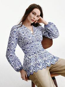 Aveloria Modichic 女士刺绣面料荷叶边修身波西米亚图腾刺绣V领纽扣灯笼袖扇形边饰镂空法式衬衫复古度假风优雅女士衬衫夏季度假上衣 - 藍白色 - 查看 1