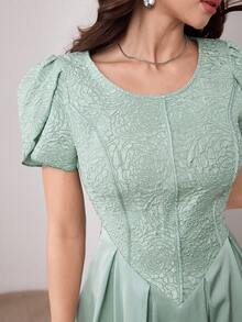 Modelyn Vestido verde de satén jacquard con parches y mangas de pétalos - Verde - Ver 3
