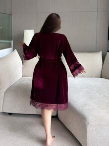 Dazy Plus Áo choàng dài dáng rộng, thắt eo, chất liệu nhung phối ren tương phản, cổ chữ V, thanh lịch, cỡ lớn dành cho nữ, thích hợp cho mùa xuân/thu. - Màu Đỏ Sâu - Xem 6