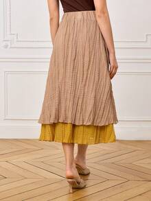 LOTSLUV Saia Assimétrica Plissada com Textura e Contraste de Cor para Primavera/Verão, Cinto com Aplicação de Strass Dourado na Cintura, Saia Solta Estilo A-Line Semitransparente - Caqui - Visão 2