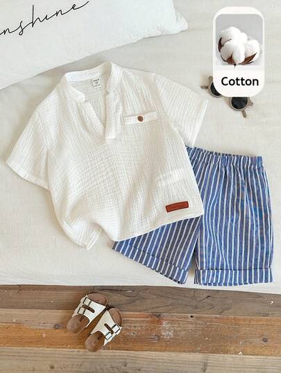 SHEIN Bộ 2 món đồ mùa hè cho bé trai, gồm áo sơ mi trắng cổ bẻ tay ngắn và quần short kẻ sọc cạp chun, kiểu dáng dễ thương, thích hợp đi nghỉ mát.