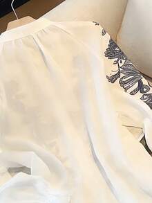GlowEve Camisa de manga larga con estampado bordado blanco, blusa suelta, casual y ligera con cuello en V de moda para ir al trabajo - Blanco - Ver 4