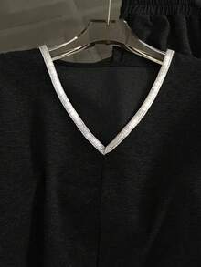 常规版型V领短袖上衣 + 直筒裤，带侧袋 - 黑色 - 查看 4