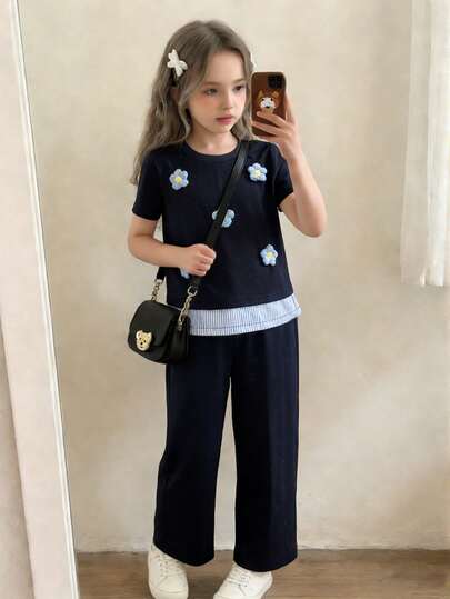 SHEIN 2件套韩版宽松少女藏蓝色两件套花卉刺绣T恤套装，藏蓝色短袖T恤搭配藏蓝色阔腿裤，下摆饰有蓝白条纹，适合日常穿着、周末郊游、徒步旅行、返校季等场合。