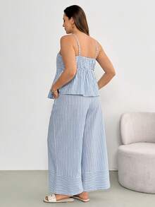 Shapeblank Conjunto de duas peças feminino plus size, moderno, casual, folgado, confortável, modelador e que afina a silhueta, composto por top estilo babydoll listrado azul e calça pantalona. Ideal para primavera/verão, férias e para combinar com sua mãe e filha. - Azul - Ver 2