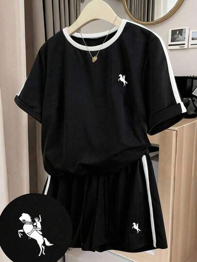 SHEIN Tween Girls Black & White Contrast Color Street Style Cropped Top T-Shirt And Shorts 2-Piece Set