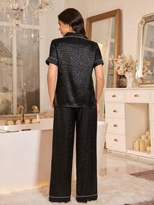 SHEIN 女士优雅豹纹提花饰边蝴蝶结刺绣口袋短袖睡衣套装 - 黑色 - 查看 2