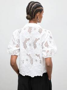 Maija Élégante blouse à manches mi-longues blanches pour femmes avec boutons, découpes et ourlet festonné. Blouse à manches bouffantes. Blouses pour femmes à manches courtes pour l'été. Blouse à œillets, vacances - Blanc - Voir 3