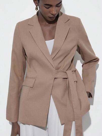 Aveloria Modichic Áo khoác blazer màu kaki, thiết kế thắt eo, kiểu dáng buộc dây eo, màu trơn tối giản, tay dài, trang phục công sở, dáng ôm tôn dáng, thanh lịch, thích hợp cho ngày xuân/thu, kiểu dáng mới, ve áo, trang phục thường ngày và trang trọng đa năng, áo blazer nữ buộc dây eo bất đối xứng