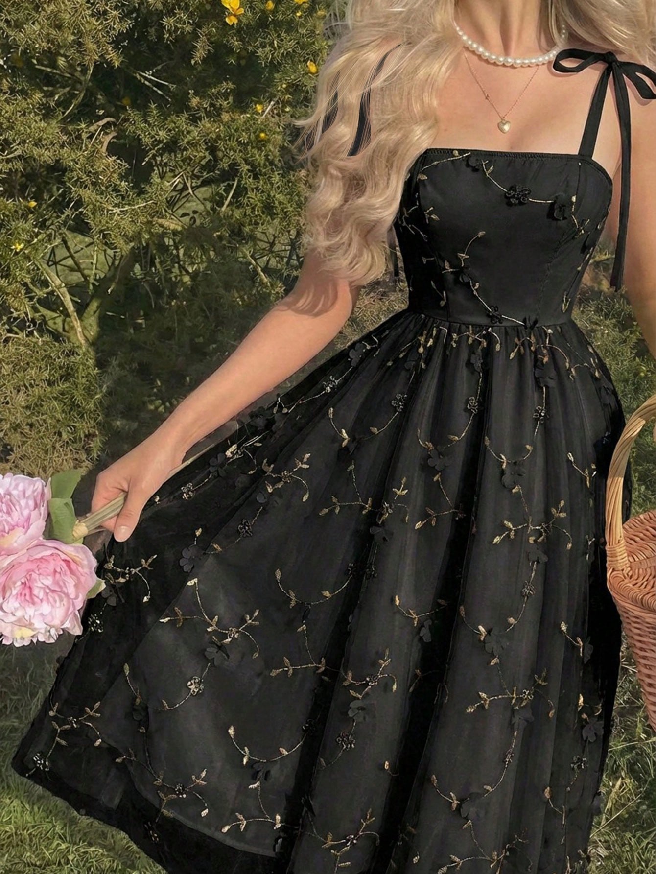 فستان كامي مطرز بالزهور مع قطع من الشبك للسيدات