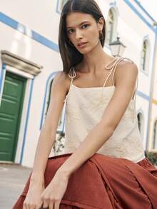 Nöista 白色露脐上衣饰有花卉刺绣，配有可调节的细吊带，吊带系成蝴蝶结。适合夏季、春季、复活节等场合，女士穿着。 - 白色 - 查看 4