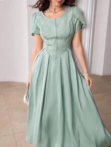 Modelyn Vestido verde de satén jacquard con parches y mangas de pétalos - Verde - Ver 4