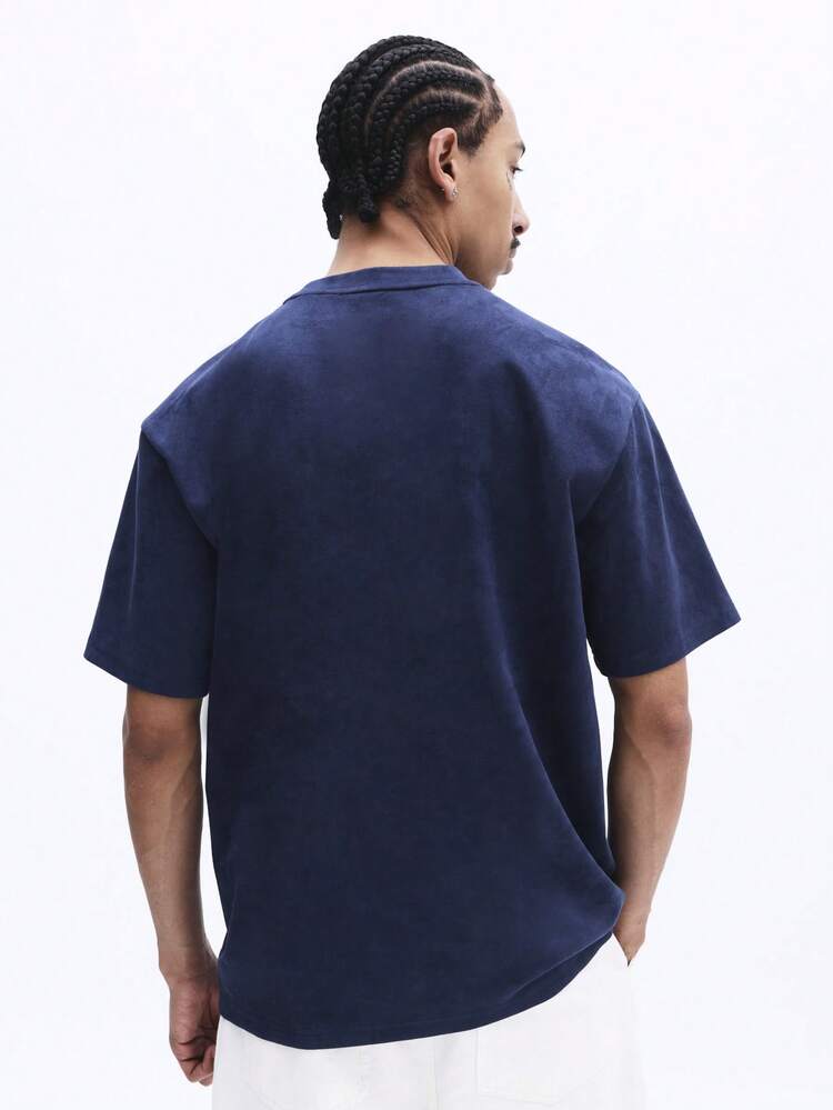 男士海军蓝绒面短袖圆领T恤，饰有小号手写体Logo，休闲宽松版型，适合日常穿着，春夏皆宜。 - 藍色 - 查看 2
