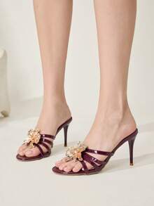 CUCCOO CHICEST 酒红色细高跟凉鞋，饰有金色金属质感3D立体花卉图案，性感露趾 - 酒紅色 - 查看 2