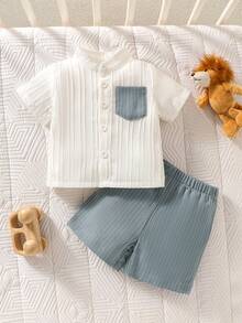 SHEIN Bộ đồ hè đơn giản và tươi mới cho bé trai sơ sinh 3T, áo sơ mi trắng cài cúc phía trước với vải kẻ sọc dọc xanh trắng, túi ngực, tay ngắn + quần short kẻ sọc dọc xanh trắng, bộ đồ thường ngày cho hoạt động ngoài trời. - Màu xanh bụi bặm - Xem 4