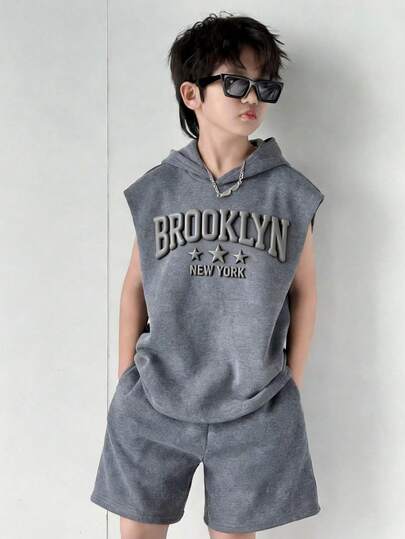 两件套男童休闲连帽无袖上衣、圆领短袖T恤和短裤套装，适合上学、郊游、运动、假日派对、春夏穿着。